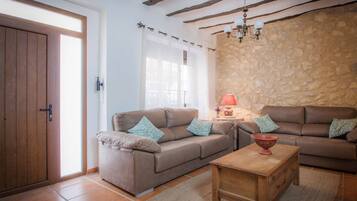 Smart TV, fireplace, DVD player