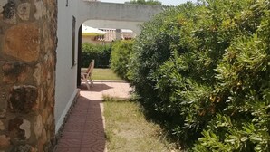 Property grounds - Villa with comfortable and quiet garden near the beach (Creixell)