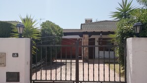 Property grounds - Villa with comfortable and quiet garden near the beach (Creixell)