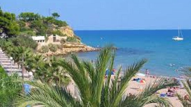 Beach nearby - Villa with comfortable and quiet garden near the beach (Creixell)