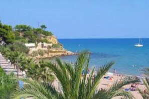Beach nearby - Villa with comfortable and quiet garden near the beach (Creixell)