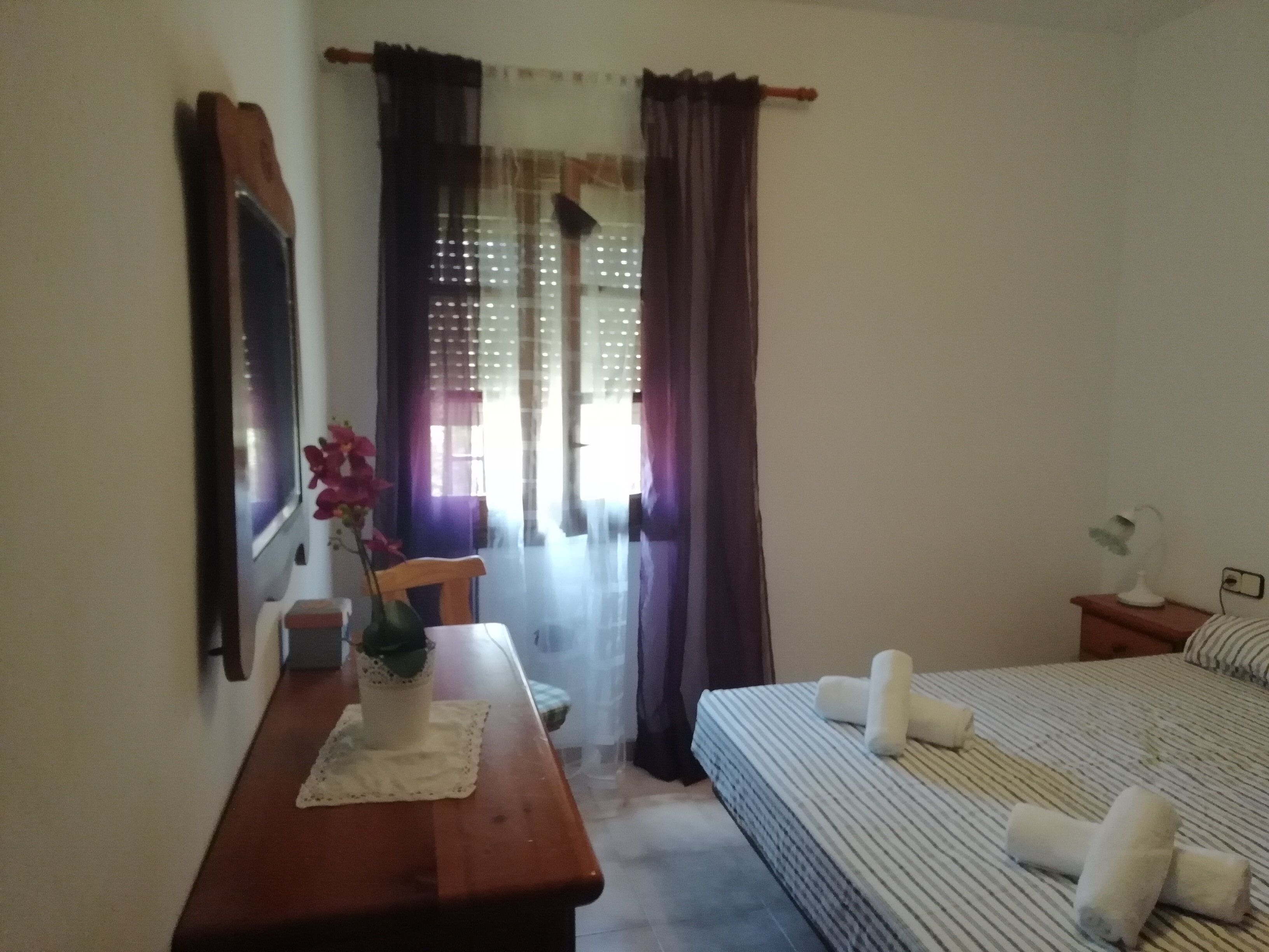 3 bedrooms, iron/ironing board, bed sheets, wheelchair access