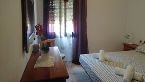 3 bedrooms, iron/ironing board, bed sheets - Villa with comfortable and quiet garden near the beach (Creixell)