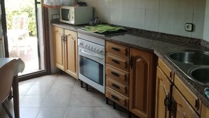 Coffee/tea maker, fridge, microwave, oven - Villa with comfortable and quiet garden near the beach (Creixell)