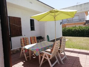 Outdoor dining - Villa with comfortable and quiet garden near the beach (Creixell)
