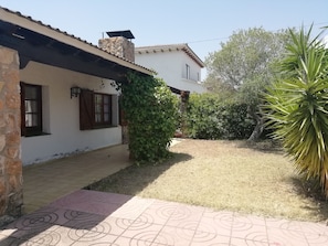 Property grounds - Villa with comfortable and quiet garden near the beach (Creixell)