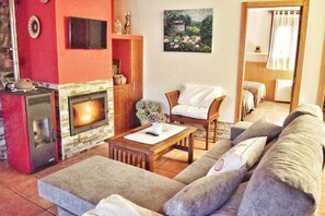 TV, fireplace - Casa do Caseiro_ A Costa da Morte (Ponteceso)