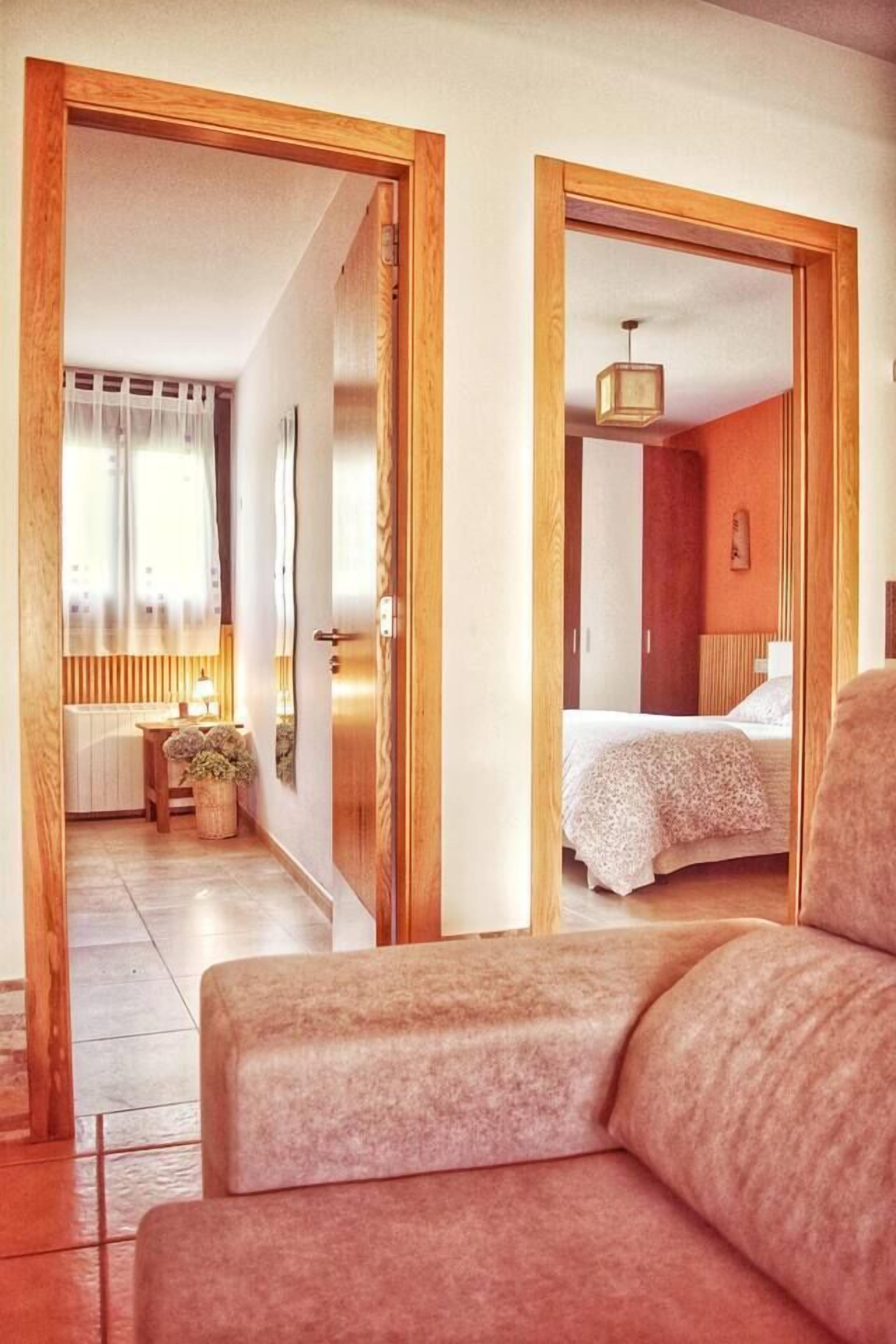 2 slaapkamers, een strijkplank/strijkijzer, reisbedje, internet