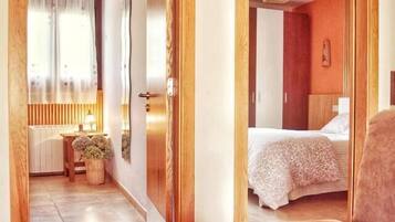 2 slaapkamers, een strijkplank/strijkijzer, reisbedje, internet