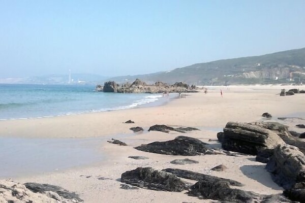 Una spiaggia nelle vicinanze, lettini da mare
