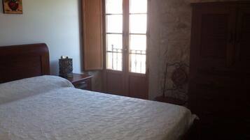 5 bedrooms, iron/ironing board, free WiFi, bed sheets