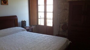 5 bedrooms, iron/ironing board, free WiFi, bed sheets