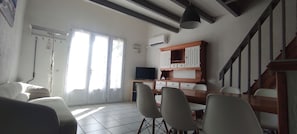 Interior - Gîte Vert à la mer air-conditioning in all rooms. (Port-La-Nouvelle)