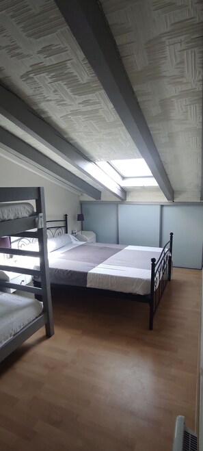 3 makuuhuonetta, silitysrauta/-lauta, ilmainen Wi-Fi, vuodevaatteet