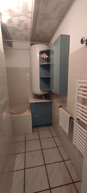 Kylpyamme, hiustenkuivaaja, pyyhkeet