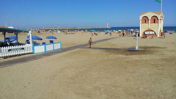 Playa en los alrededores y camastros