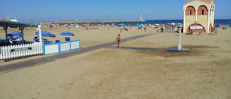 Nära stranden och solstolar