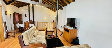 Televisión, chimenea, reproductor de DVD, estéreo