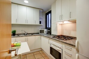 Fridge, microwave, oven, coffee/tea maker