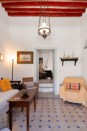 Smart TV, chimenea, reproductor de DVD y tenis de mesa