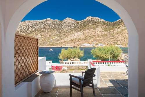 Sunset Family House on Kamares Bay with Playground