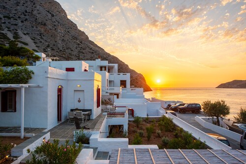 Sunset Family House on Kamares Bay with Playground