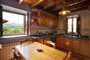 Private kitchen - Casa Miyares for 7 people (Cangas de Onís)