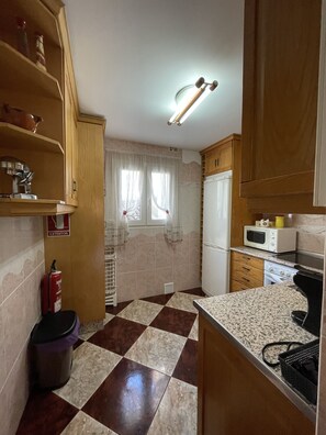 Jääkaappi, mikroaaltouuni, uuni, liesi