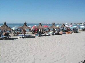 En la playa y toallas de playa 