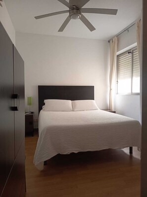 2 quartos, ferros/tábuas de passar roupa, roupa de cama