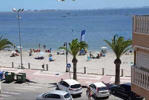 En la playa y toallas de playa 