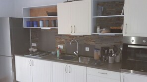 ثلاجة، ميكروويف، فرن، موقد طهي مسطح