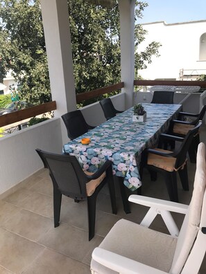 Outdoor dining - Bear Tower, Wi Fi, terrace, garden, parking, 150 m from the beach (Torre Dell'Orso)