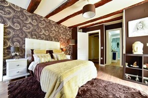 3 bedrooms, soundproofing, iron/ironing board, travel cot