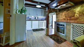 Køleskab, mikrobølgeovn, ovn, kogeplade