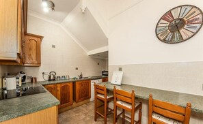Fridge, microwave, oven, stovetop - Spacious 2bed, G/F Family Apartment Beach Location (Paignton)