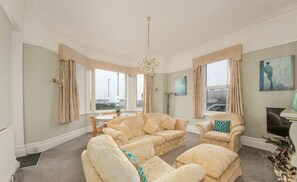 Smart TV, DVD player, stereo - Spacious 2bed, G/F Family Apartment Beach Location (Paignton)