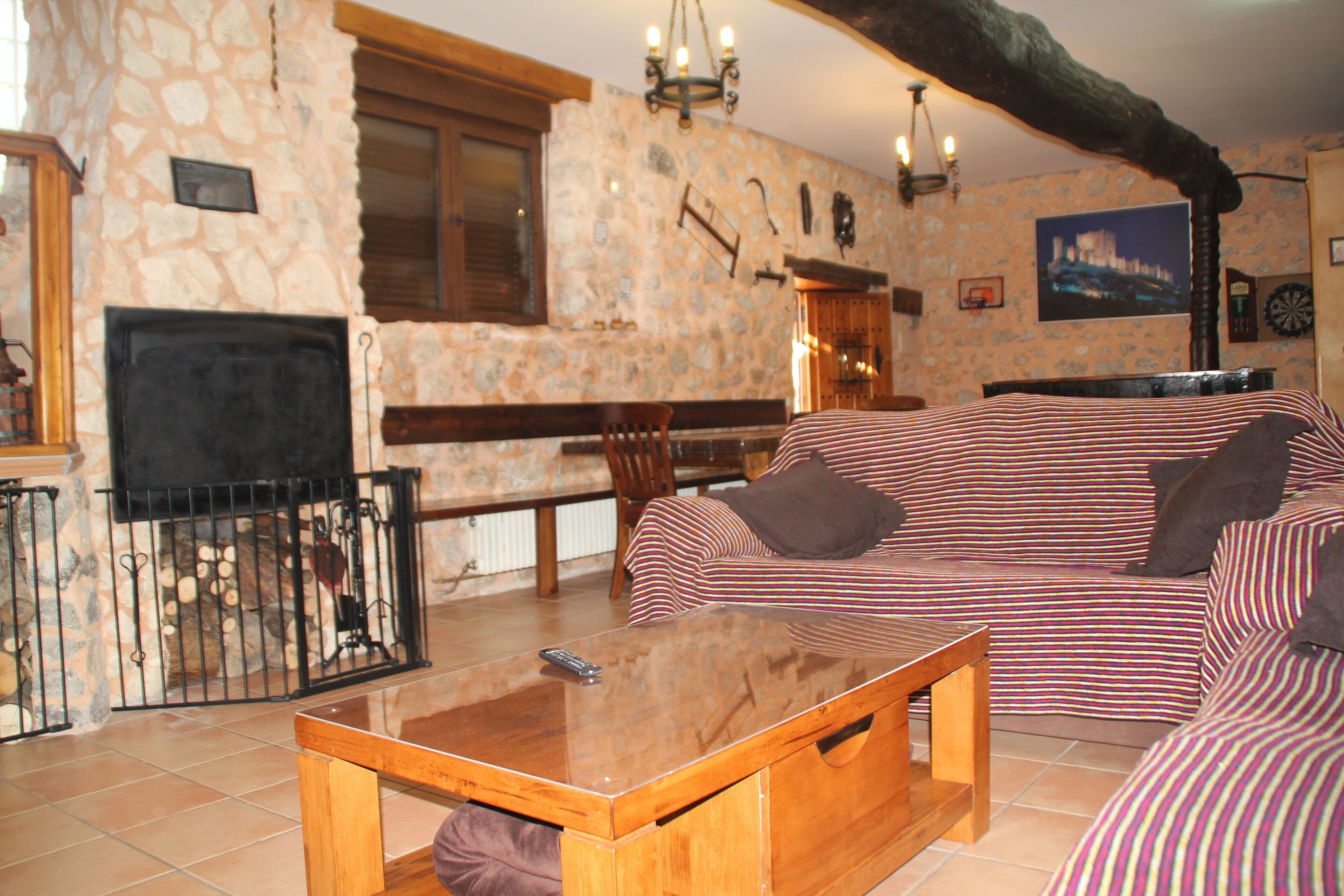 Televisor, llar de foc, futbolí i estèreo 