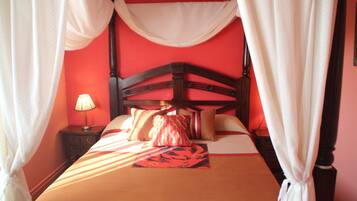 4 slaapkamers, een kluis op de kamer, een bureau, geluiddichte muren