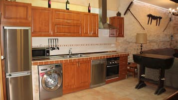 Frigorífico, microondas, horno y placa de cocina