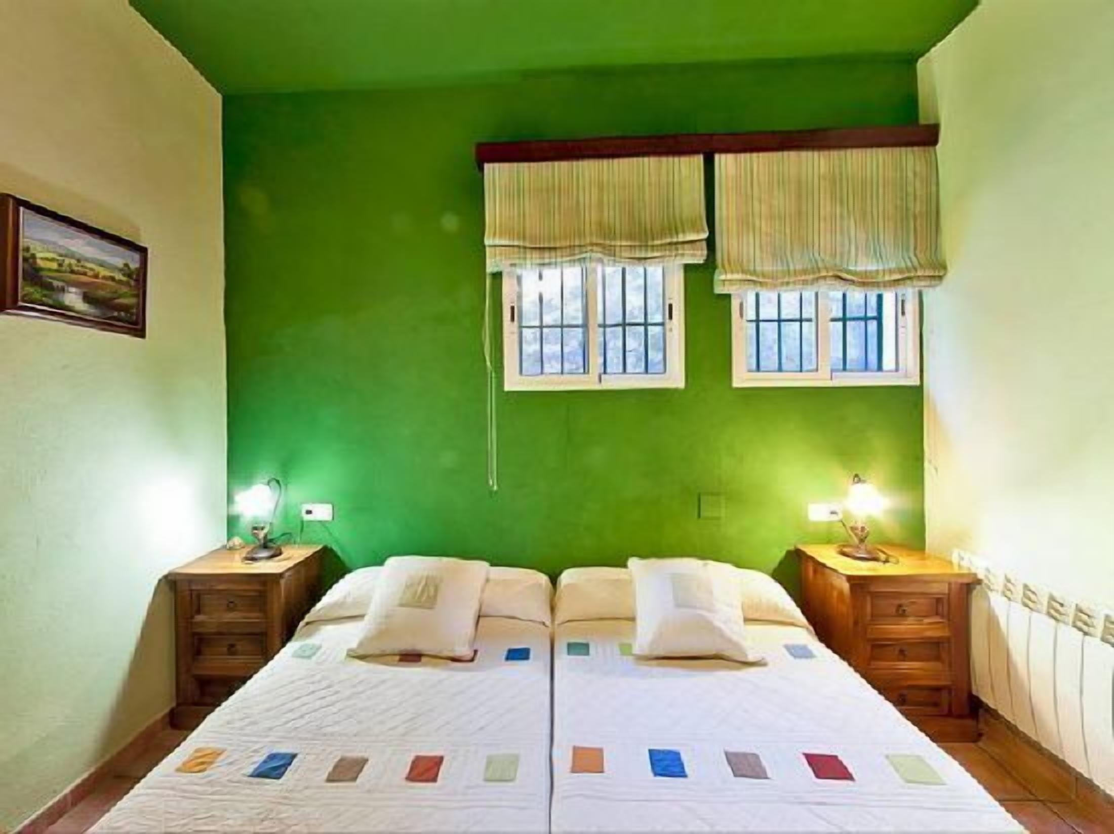 4 bedrooms, iron/ironing board, free WiFi, bed sheets