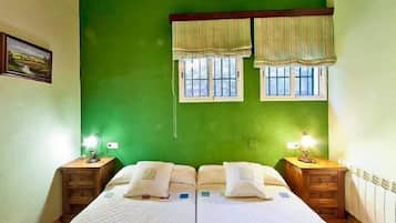 4 bedrooms, iron/ironing board, free WiFi, bed sheets