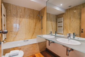 Badewanne, Haartrockner, Handtücher