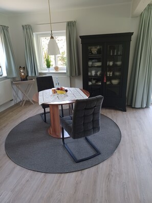 Dining - Comfort apartment NOORBLICK at Haddebyer Noor, up to 2 people, culture, hiking, cycling (Loopstedt bei Schleswig)