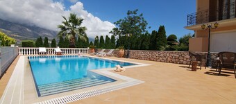 apartamento independiente en primera planta con impresionantes vistas y piscina privada en Pessada