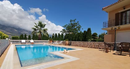 Ensimmäinen kerros itsenäinen asunto on upeat näkymät ja oma uima-allas Pessada