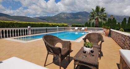 First floor independent apartment with amazing views & private pool in Pessada
