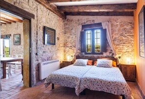 5 habitaciones, tabla de planchar con plancha, wifi y ropa de cama