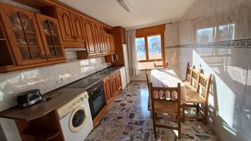 Een koelkast, een magnetron, een oven, een kookplaat