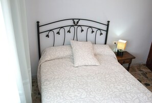 4 bedrooms, desk, free WiFi, bed sheets